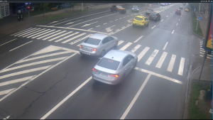VIDEO Accidentul de pe Independenței care a blocat traficul dimineață, filmat de camerele stradale