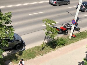 Accident în Păcurari - Motociclist „luat pe sus” de șoferița unui SUV, în zona Kaufland - FOTO