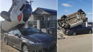 Imagini greu de explicat la Vânători, în Vrancea. Un Opel a rămas suspendat pe plafonul unui Ford, în perfect echilibru, după ce a lovit o grămadă de pietriş