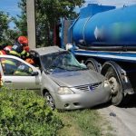 O maşină şi o cisternă s-au ciocnit în Prahova: Un bărbat şi o femeie au murit – FOTO