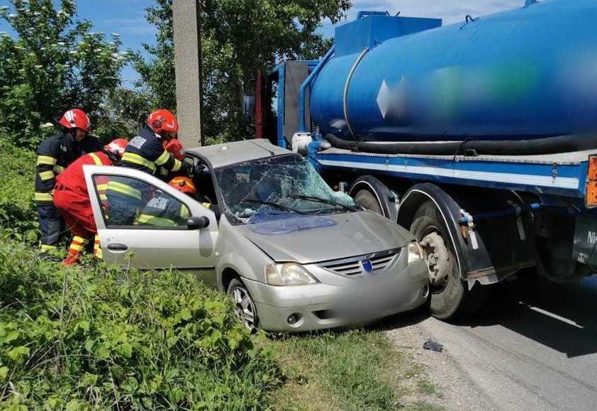  O maşină şi o cisternă s-au ciocnit în Prahova: Un bărbat şi o femeie au murit – FOTO
