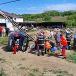 Accident la Suceava: O maşină a ajuns într-un stâlp de beton pe care l-a rupt. Cinci victime – FOTO