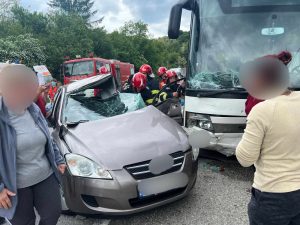 Impact fatal între un autocar și un autoturism: Un bărbat de 65  de ani a murit pe loc, iar alte două femei au fost rănite grav