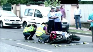 Impact între un autoturism și o motocicletă: Două persoane au fost rănite