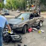 Un motociclist care circula cu viteză s-a izbit de un autoturism care vira la stânga și a ajuns sub mașină