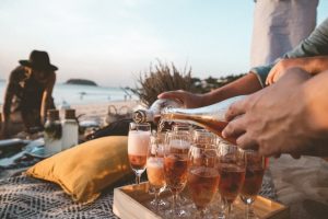 Riscurile alcoolului la plajă: deshidratare, leșin, accident vascular, înec. Cum să bei prudent, dacă nu te poți abține