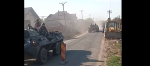 VIDEO Blindat al Armatei, în misiune, cu o roată lipsă. „Vă dați seama dacă vine Putin?”