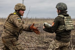 Ucraina se luptă să ţină frontul de est, pe măsură ce ruşii avansează spre oraşe