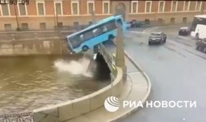 Momentul în care un autobuz plin cu pasageri cade de pe un pod şi se scufundă la Sankt Petersburg – VIDEO