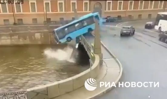  Momentul în care un autobuz plin cu pasageri cade de pe un pod şi se scufundă la Sankt Petersburg – VIDEO