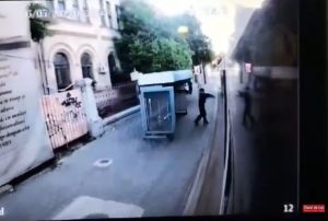 Un bărbat s-a luat la bătaie cu un tramvai modern, la Iași. Cum s-a încheiat disputa - VIDEO
