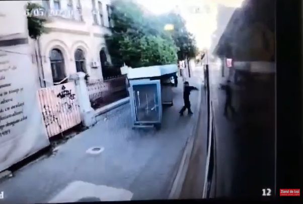  Un bărbat s-a luat la bătaie cu un tramvai modern, la Iași. Cum s-a încheiat disputa – VIDEO
