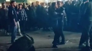 VIDEO Bătaie între zeci de tineri la Vama Veche. A intervenit Poliția