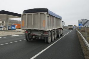 Uniunea Europeană a adoptat legea care va interzice camioanele și autobuzele ce emit carbon