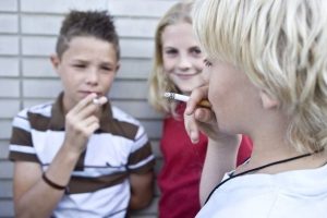 Tot mai mulți copii încep să tragă din țigară. Prof. dr. Mihăescu: „Șansele de a te lăsa de fumat sunt semnificativ mai mici”
