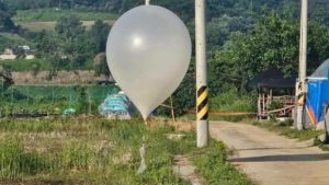 Coreea de Nord trimite la vecinii din Sud baloane cu gunoi și excremente. Mesajul transmis de oamenii lui Kim Jong Un