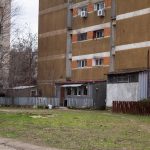 Primăria a început să facă ordine în urbanism: a obținut demolarea unui balcon de la parterul unui bloc