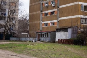 Primăria a început să facă ordine în urbanism: a obținut demolarea unui balcon de la parterul unui bloc