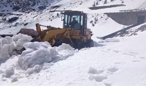 Drumarii lucrează pentru a deszăpezi Transfăgărăşanul, anunţând că în acest an stratul de zăpadă este mai mic