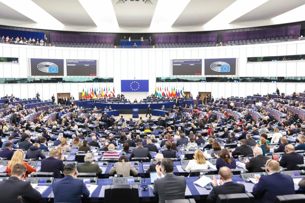  Conflict de interese la europarlamentari? 70% din deputați au venituri din alte activități, șase dintre ei câștigă mai mult din al doilea job decât ca legislatori europeni