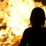 Femeie arestată după ce ar fi incendiat locuinţa unui vecin în noaptea de Paşte