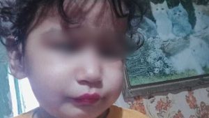 Fetița de 2 ani jumătate ar fi fost omorâtă. Martorii spun că avea urme de violență la gât