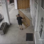 VIDEO Hoț filmat cum fură o bancă din fața unei clinici veterinare din Cluj. Reacția clinicii