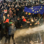 VIDEO Proteste violente în Georgia. Guvernul vrea să introducă o lege rusească, oamenii protestează, forțele de ordine folosesc tunuri cu apă, gaze lacrimogene și gloanțe de cauciuc