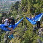 Singurul loc din România unde poți sta în hamac la 200 de metri altitudine, între stânci