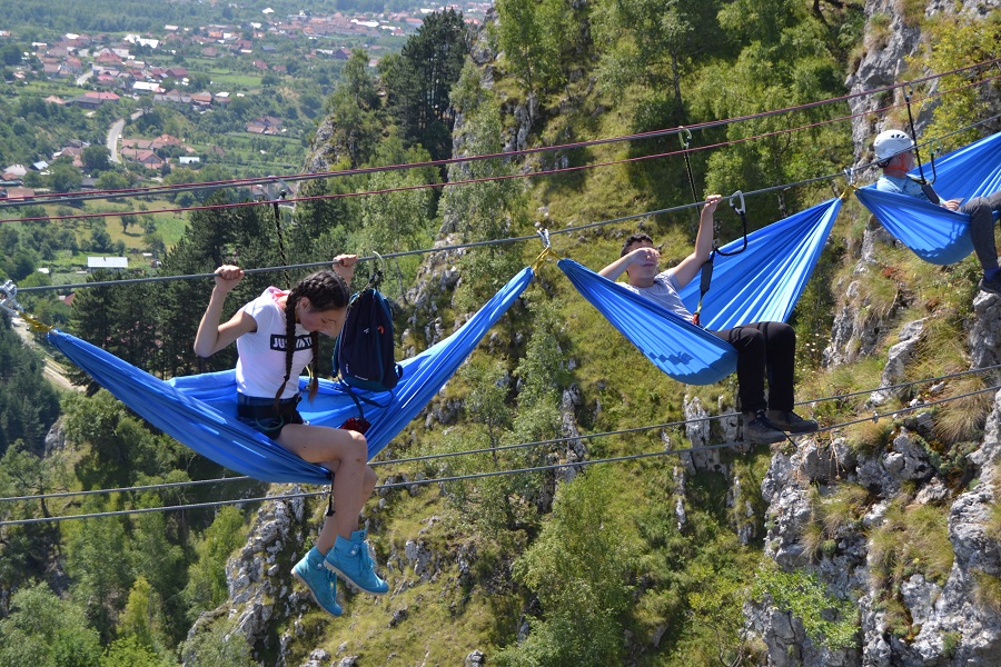  Singurul loc din România unde poți sta în hamac la 200 de metri altitudine, între stânci