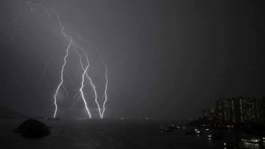  Noaptea s-a transformat în zi la Hong Kong – Aproape 10.000 de fulgere în câteva ore
