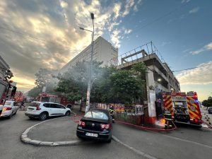 Incendiu, cu degajări mari de fum, la o clădire dezafectată din Sectorul 2 al Capitalei