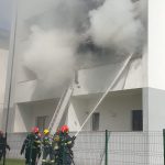 VIDEO/FOTO Explozie urmată de incendiu într-un bloc din Valea Lupului. 15 persoane evacuate
