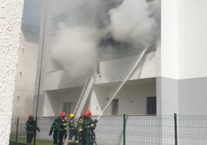 VIDEO/FOTO Explozie urmată de incendiu într-un bloc din Valea Lupului. 15 persoane evacuate