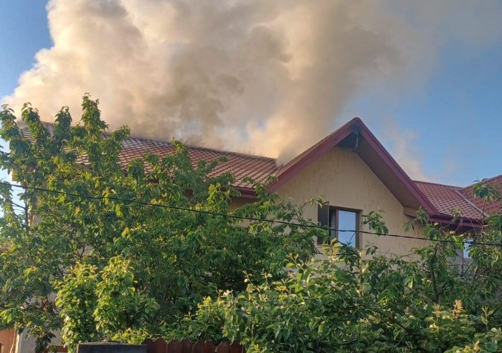  Incendiu la o casă din Vișani, la 5 dimineață. Pompierii au reușit să salveze locuința