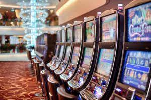 Un tânăr de 18 ani a încercat să jefuiască o sală de jocuri de noroc şi a agresat o angajată