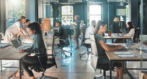 ”De ce muncim?” – o schimbare de paradigmă: Angajații din corporații și managerii lor – față în față într-un Studiu făcut de UBB