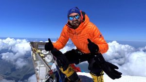 Un român, pe ”Acoperișul lumii”. Alpinistul Adrian Ahriţculesei a cucerit vârful Everest