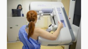 Medic: Mamografia se adresează femeilor de peste 40 de ani şi ar trebui efectuată o dată la doi ani 