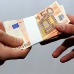Angajat al Primăriei Bacău prins în flagrant în timp ce primea 6.000 de euro mită