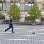 VIDEO Scenă hilară la Moscova. Un soldat și-a pierdut pantoful la parada de Ziua Victoriei