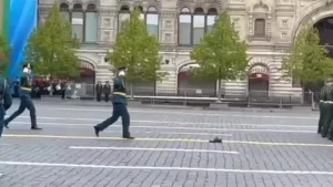 VIDEO Scenă hilară la Moscova. Un soldat și-a pierdut pantoful la parada de Ziua Victoriei
