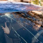 Popricani: A spart parbrizul mașinii unui vecin, apoi l-a luat la bătaie