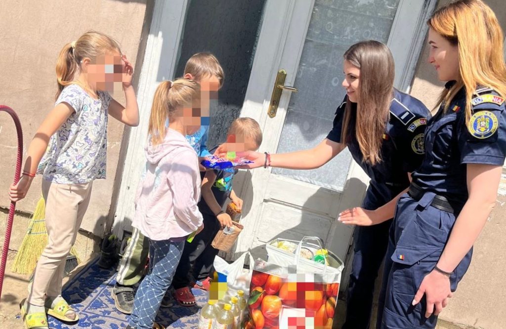  Polițiștii pășcăneni au cumpărat cadouri, alimente, dulciuri și jucării pentru familii nevoiașe cu copii
