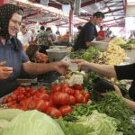 ANPC, sfaturi la cumpărarea legumelor şi fructelor proaspete: Atenție pe preț și la cântar!