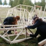 Câțiva studenți de la Arhitectură au proiectat poduri de lemn și le-au construit în dimensiuni reale, peste un râu din Suceava