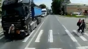 VIDEO O bătrână a păcălit moartea în Podu Iloaie. Norocul fantastic după ce a alergat în fața unui camion