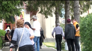 VIDEO Preot alungat cu scandal din biserică, în satul Hăbășești/Iași. Umbla cu amanta prin sat și înjura și blestema credincioșii