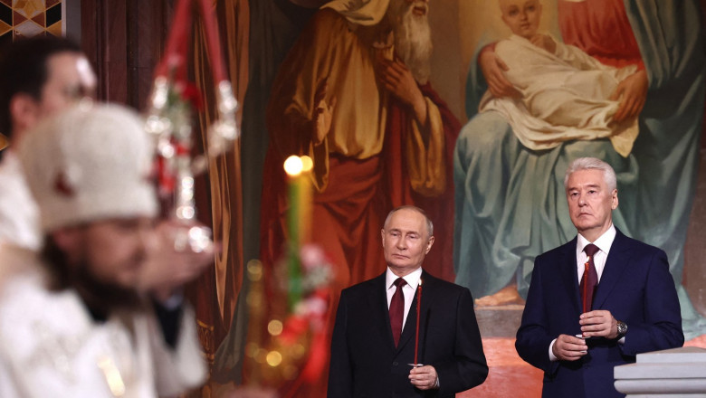  În timp ce bombarda Ucraina, Putin a făcut-o pe ”sfântul” la slujba lui Kirill