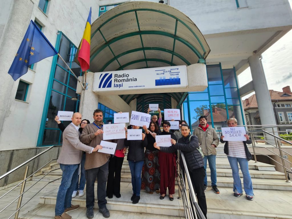 VIDEO Aproximativ 20 de angajați ai postului Radio România Iași au reluat seria protestelor spontane